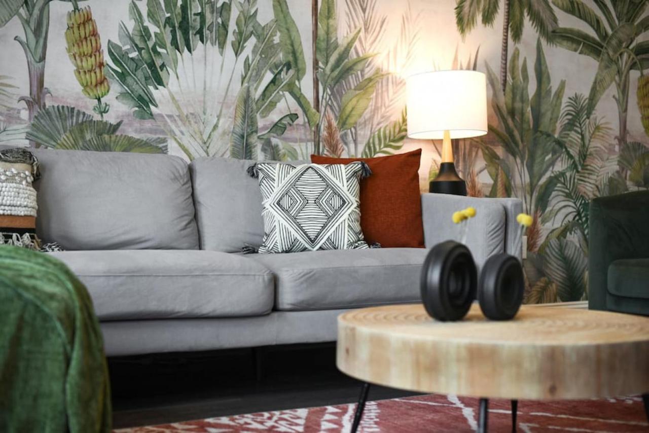 The Charlotte - Rooftop Patio, King Bed, Garage Parking, Prime Location Holiday home