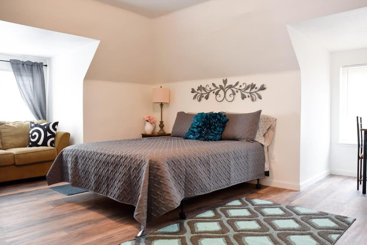 Unwind In A Bright Comfortable For 3 Apartment
