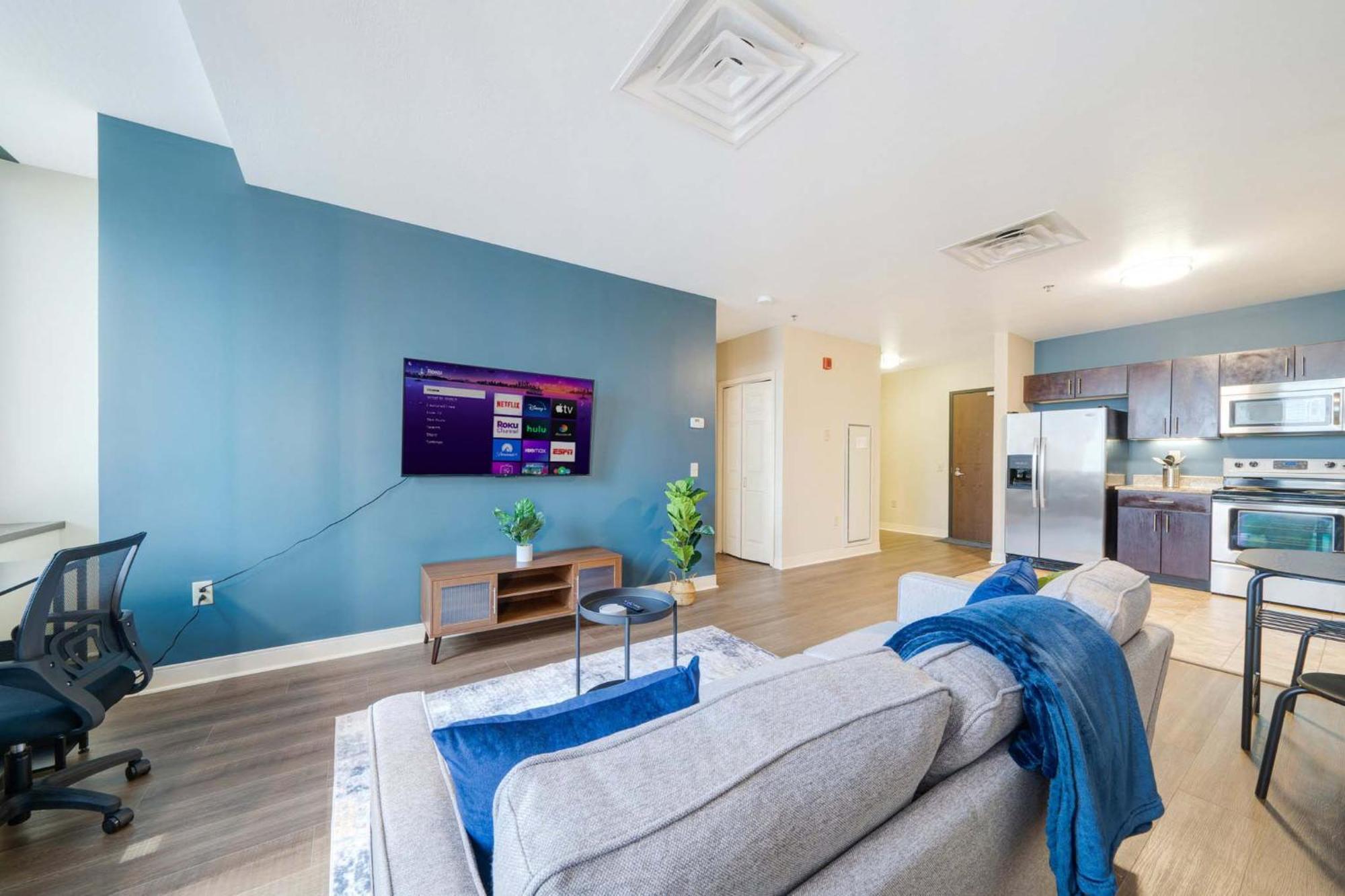 Vibrant Luxury Prime Location 24-7 Onsite Parking Gym Lounge *
