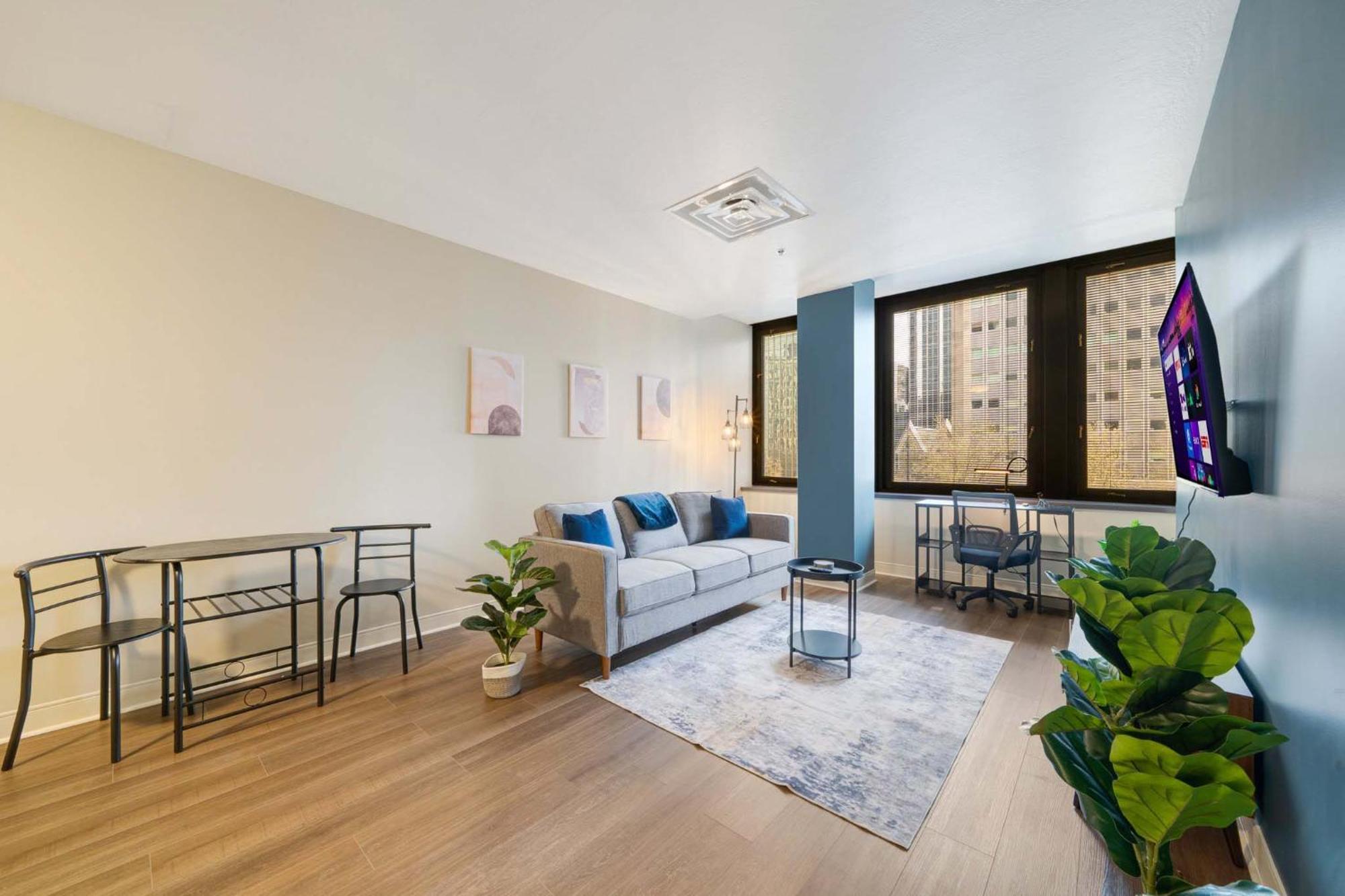 Vibrant Luxury Prime Location 24-7 Onsite Parking Gym Lounge