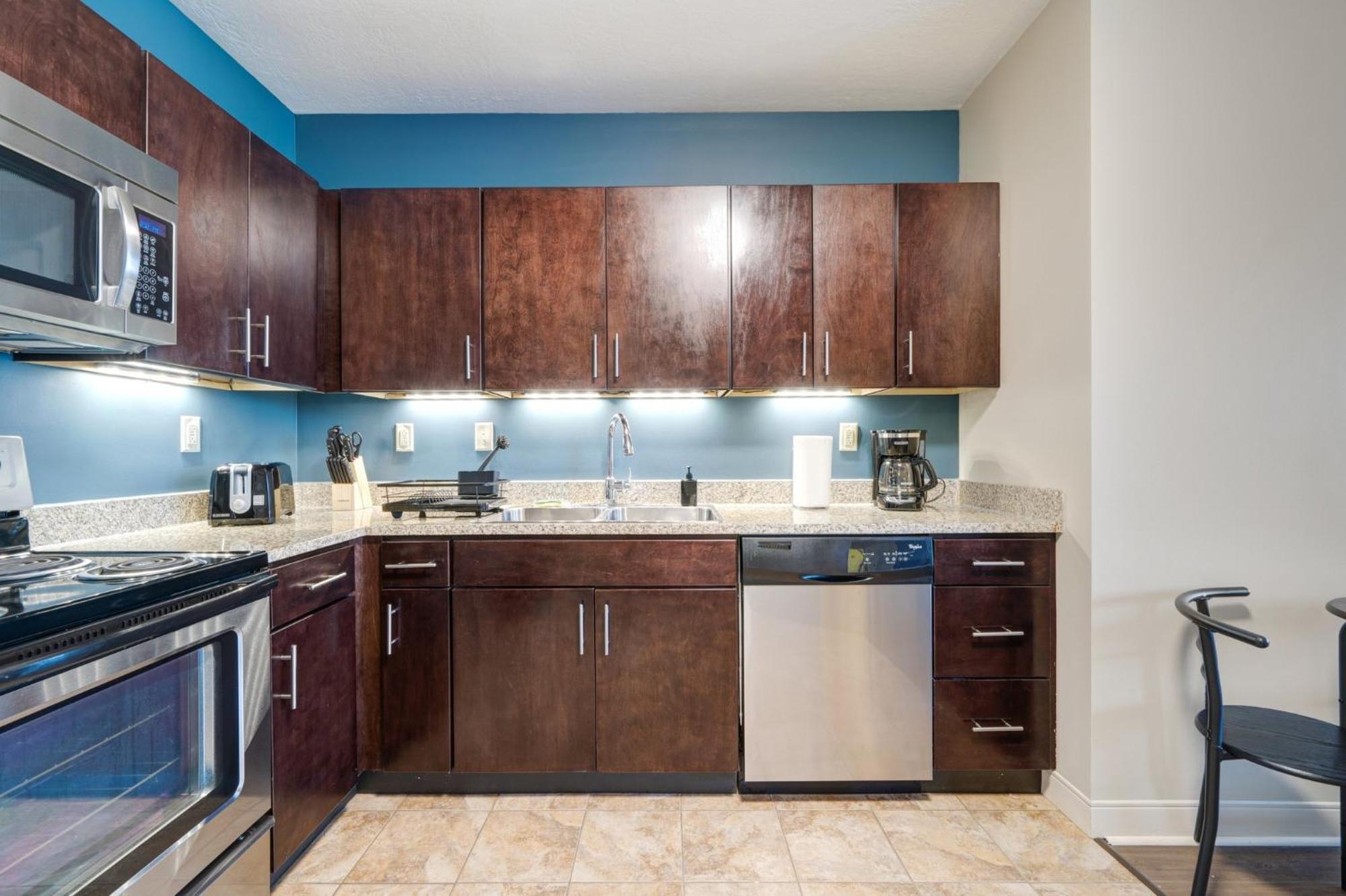 Vibrant Luxury Prime Location 24-7 Onsite Parking Gym Lounge Apartment Pittsburgh
