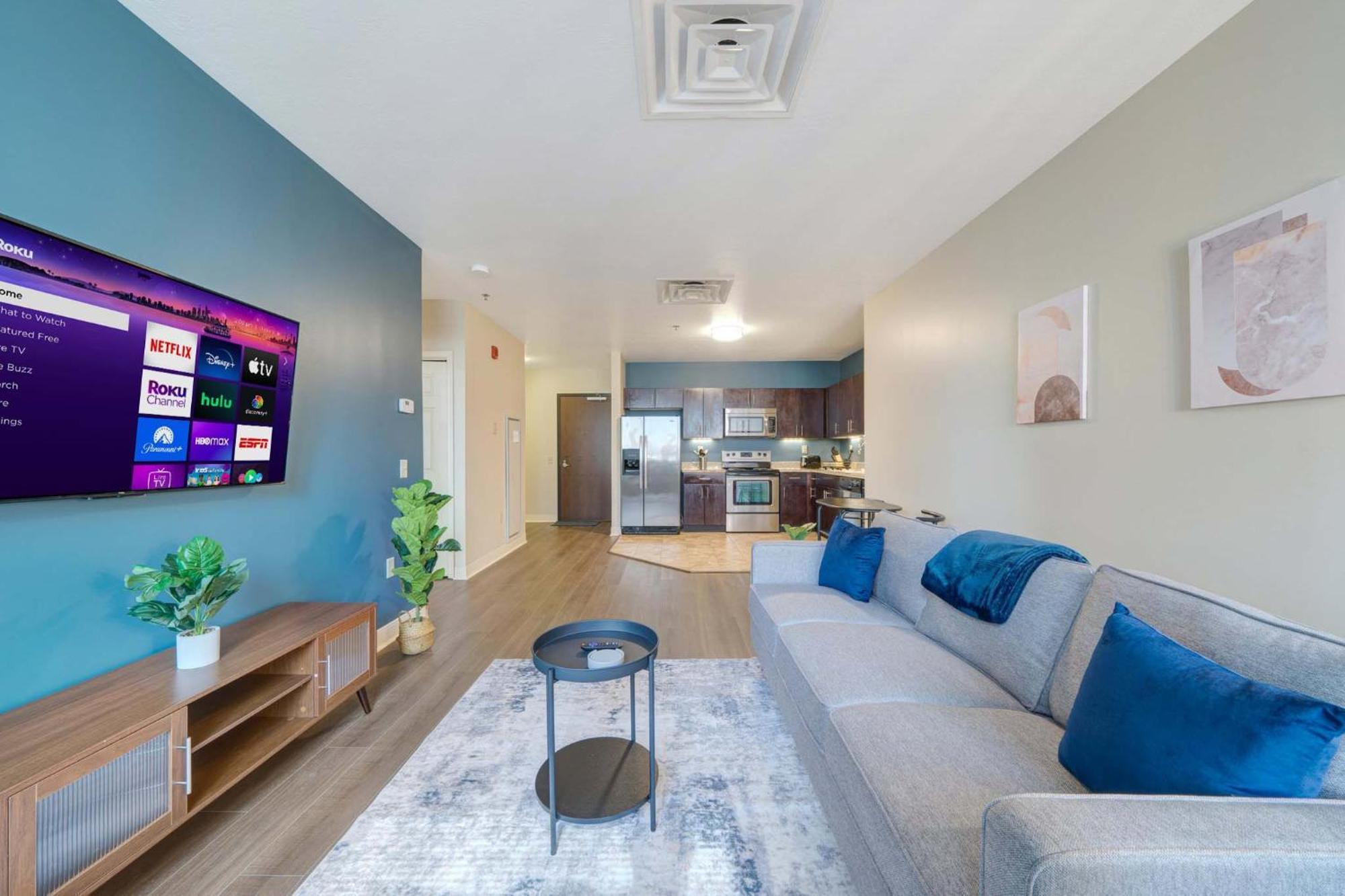 Vibrant Luxury Prime Location 24-7 Onsite Parking Gym Lounge *