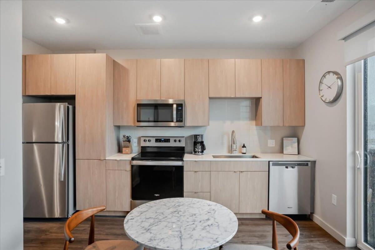 Cozysuites Roomy 1br, Lawrenceville *