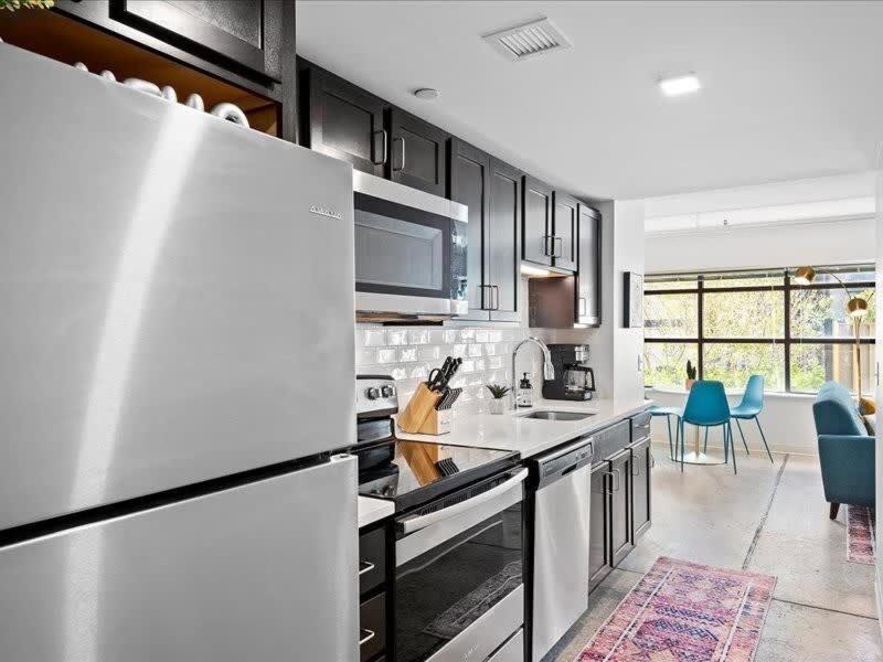 Cozysuites Trendy 2br, Downtown Apartment *