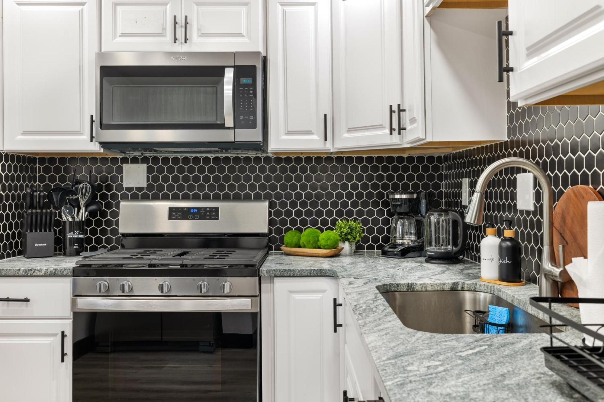Holiday home Heart Of Downtown, 5 Mins To Andy Warhol Museum, Parking Available, Private Fenced Backyard, Smart Tv, Washer And Dryer In Unit