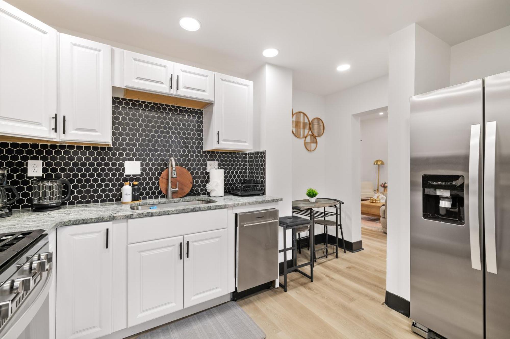 Holiday home Heart Of Downtown, 5 Mins To Andy Warhol Museum, Parking Available, Private Fenced Backyard, Smart Tv, Washer And Dryer In Unit *