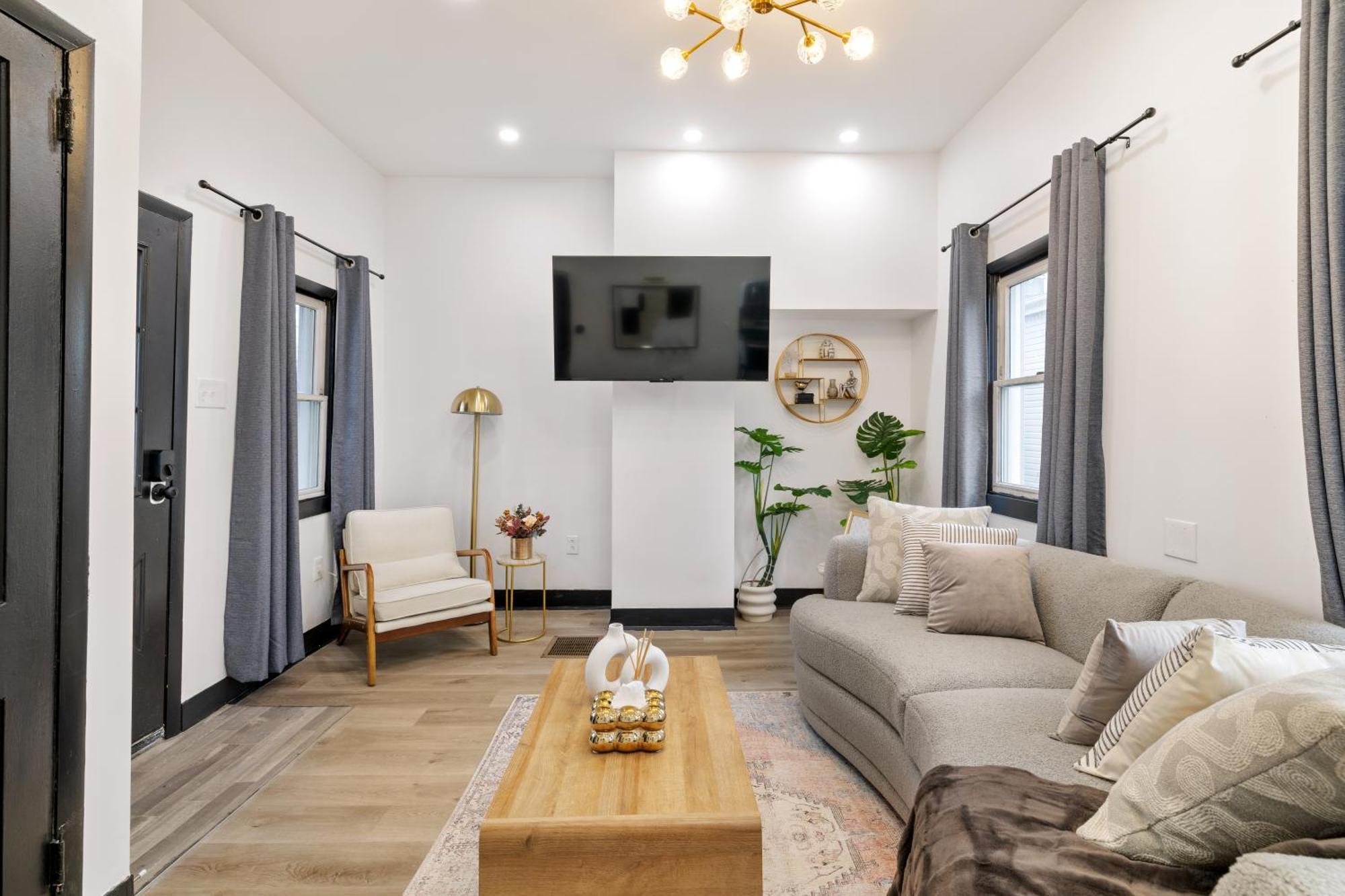 Heart Of Downtown, 5 Mins To Andy Warhol Museum, Parking Available, Private Fenced Backyard, Smart Tv, Washer And Dryer In Unit