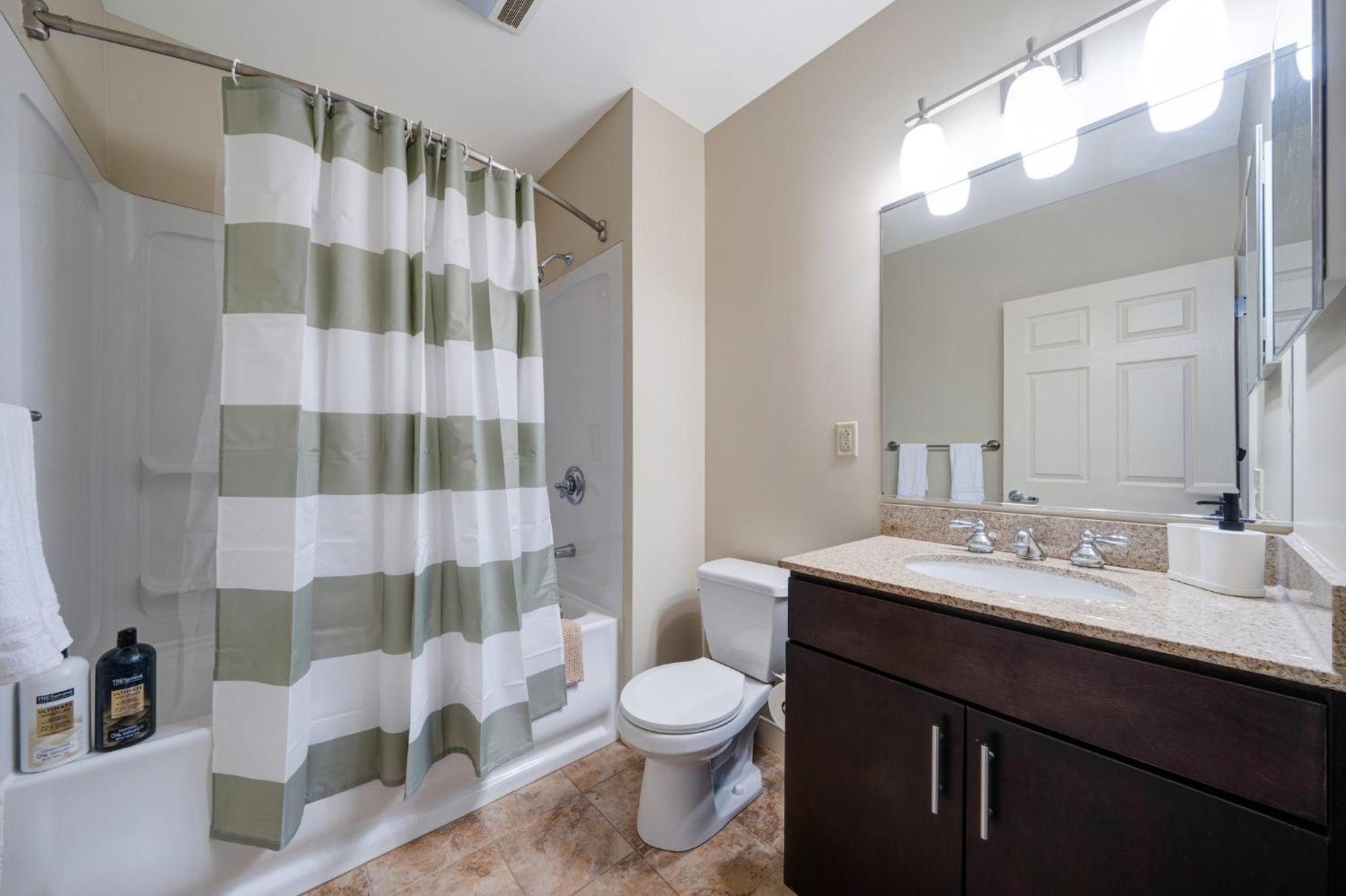 Apartment Vibrant Luxury Prime Location 24-7 Onsite Parking Gym Lounge *