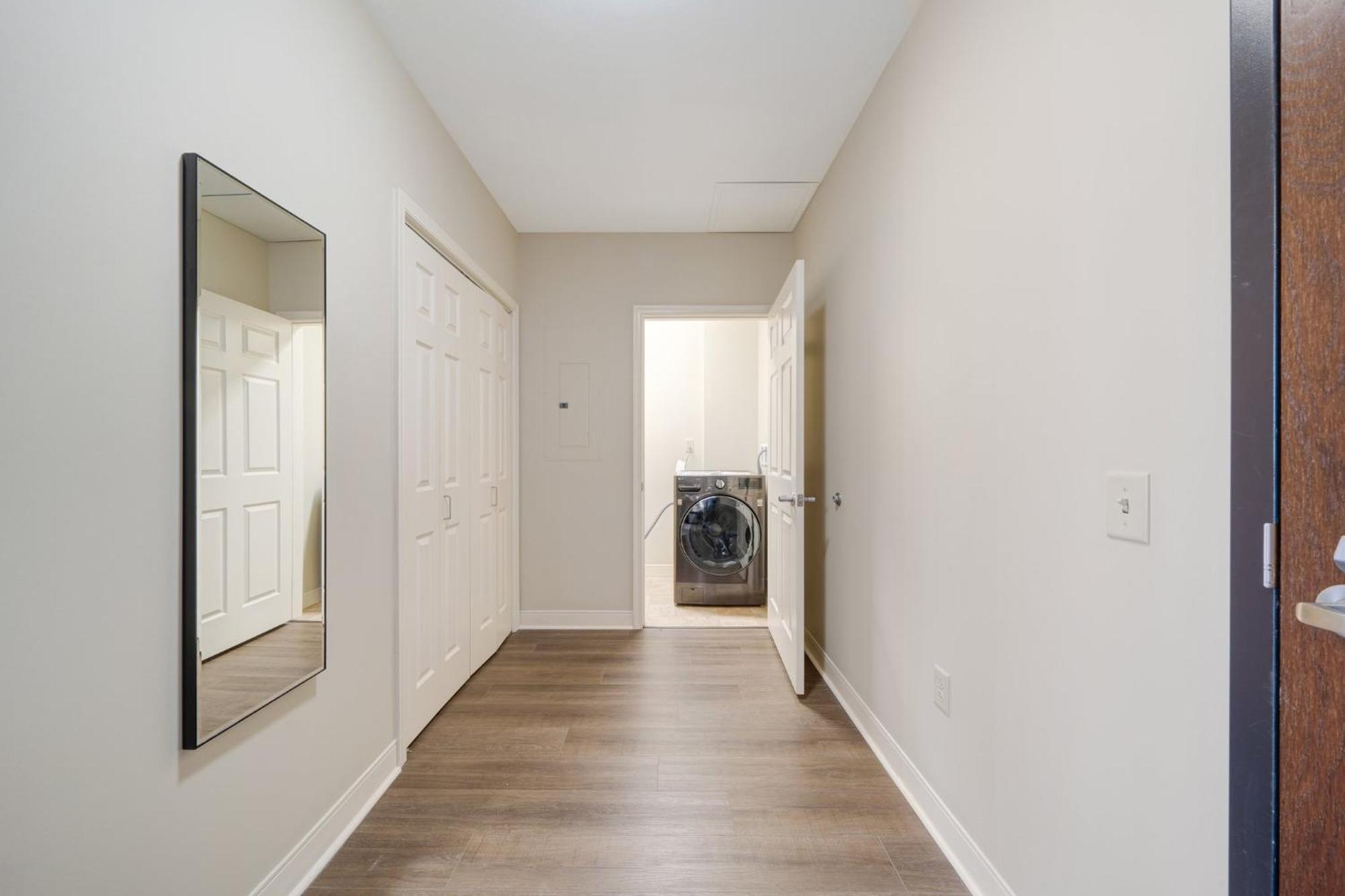 Vibrant Luxury Prime Location 24-7 Onsite Parking Gym Lounge Apartment *