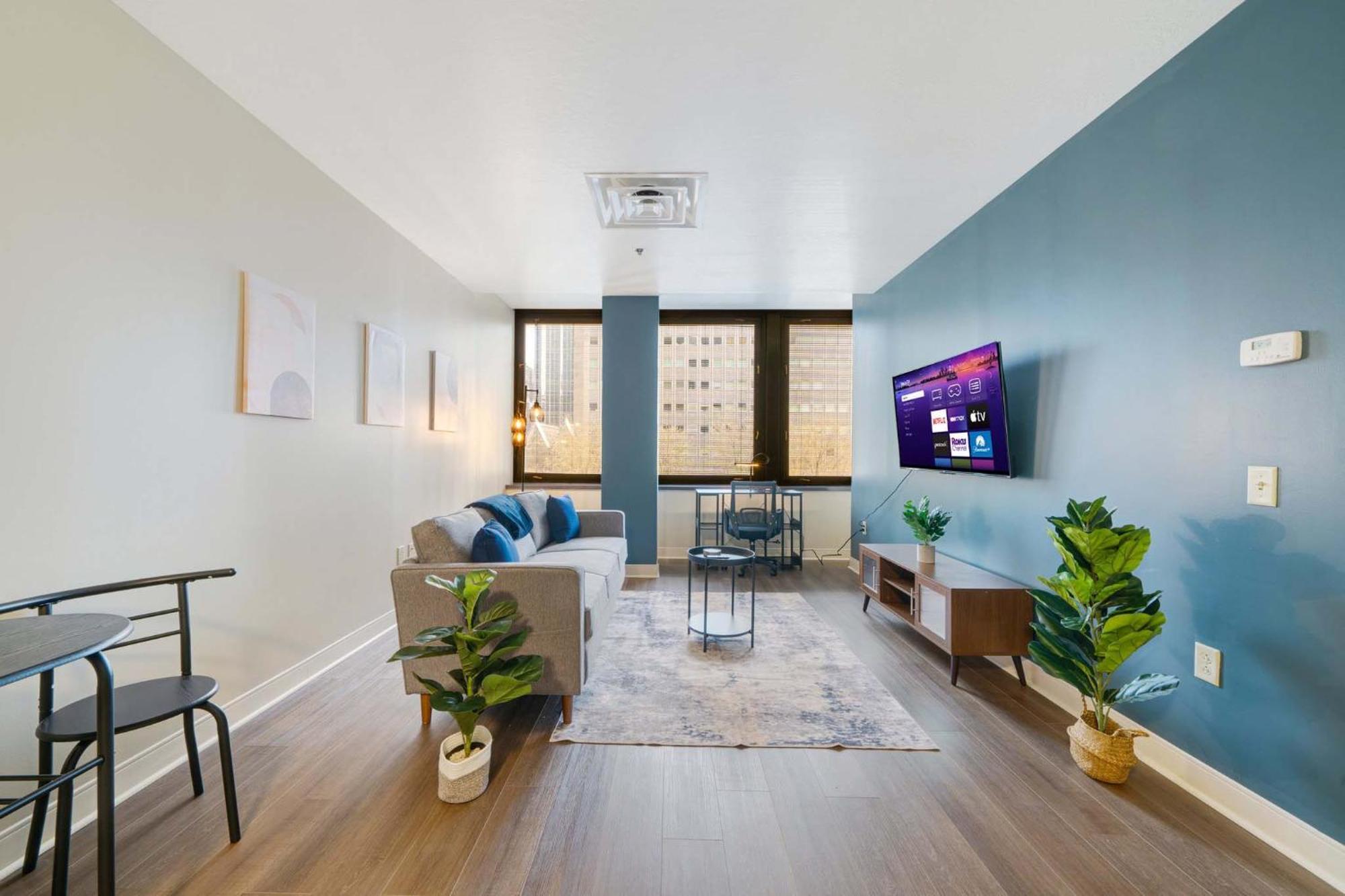 Apartment Vibrant Luxury Prime Location 24-7 Onsite Parking Gym Lounge