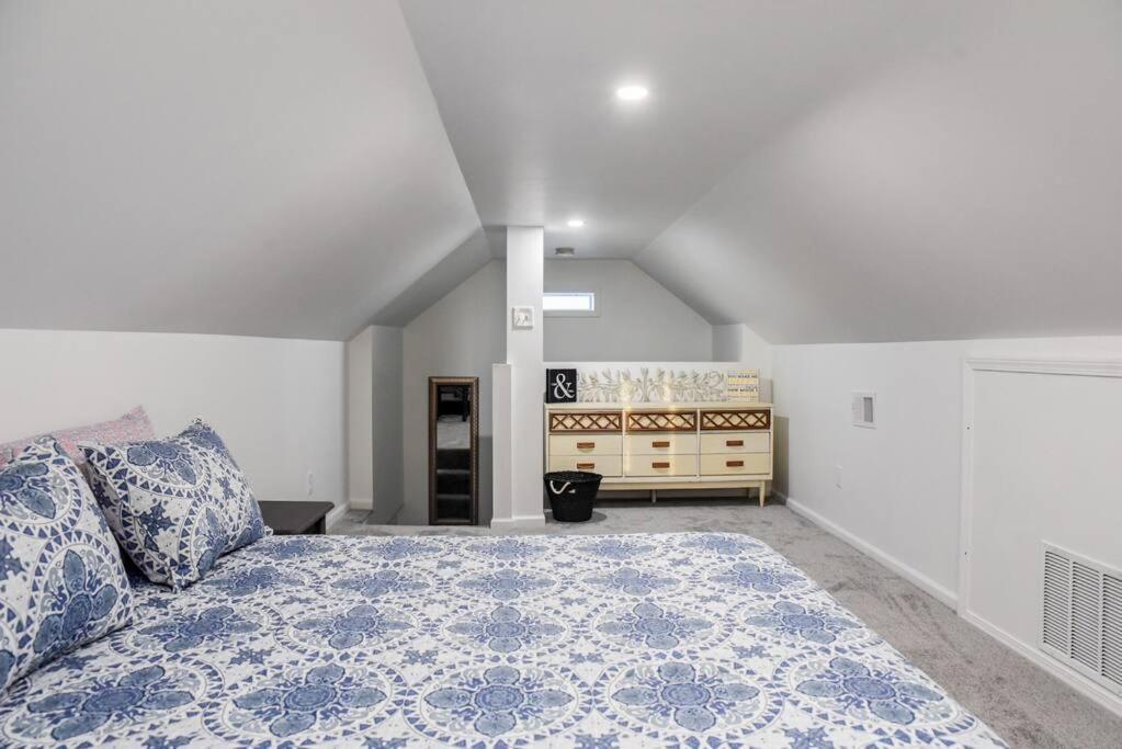 Apartment Large 2 Bedroom Great Location Close To Everything *