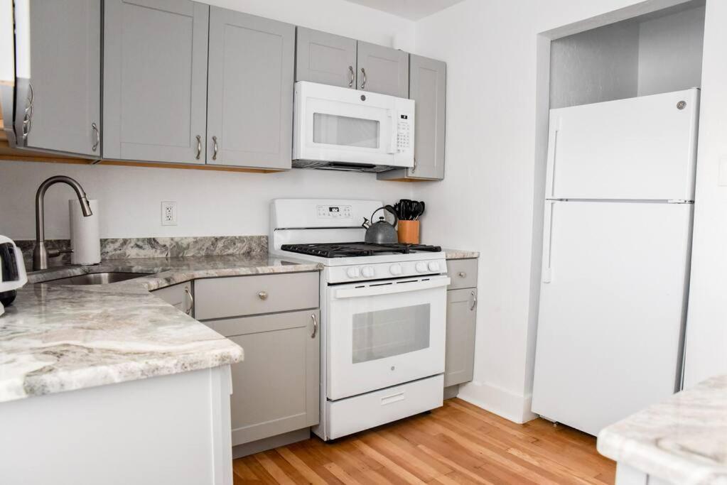 Apartment Large 2 Bedroom Great Location Close To Everything