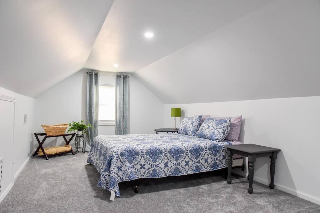 Large 2 Bedroom Great Location Close To Everything Pittsburgh