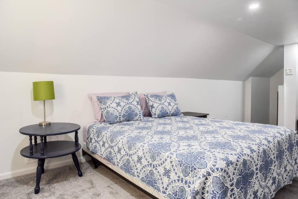 Large 2 Bedroom Great Location Close To Everything * Pittsburgh