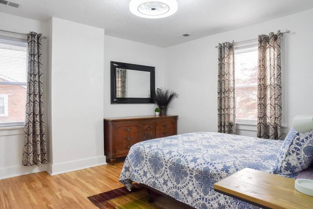 Large 2 Bedroom Great Location Close To Everything Apartment *