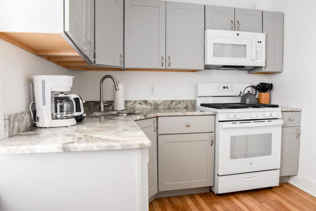 Large 2 Bedroom Great Location Close To Everything * Pittsburgh