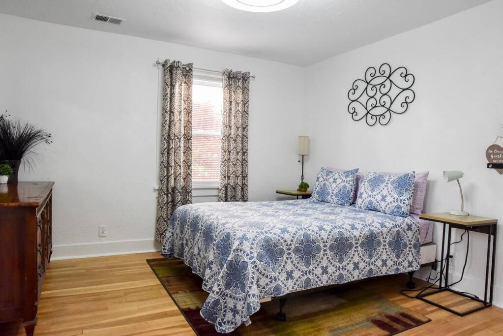Large 2 Bedroom Great Location Close To Everything Apartment