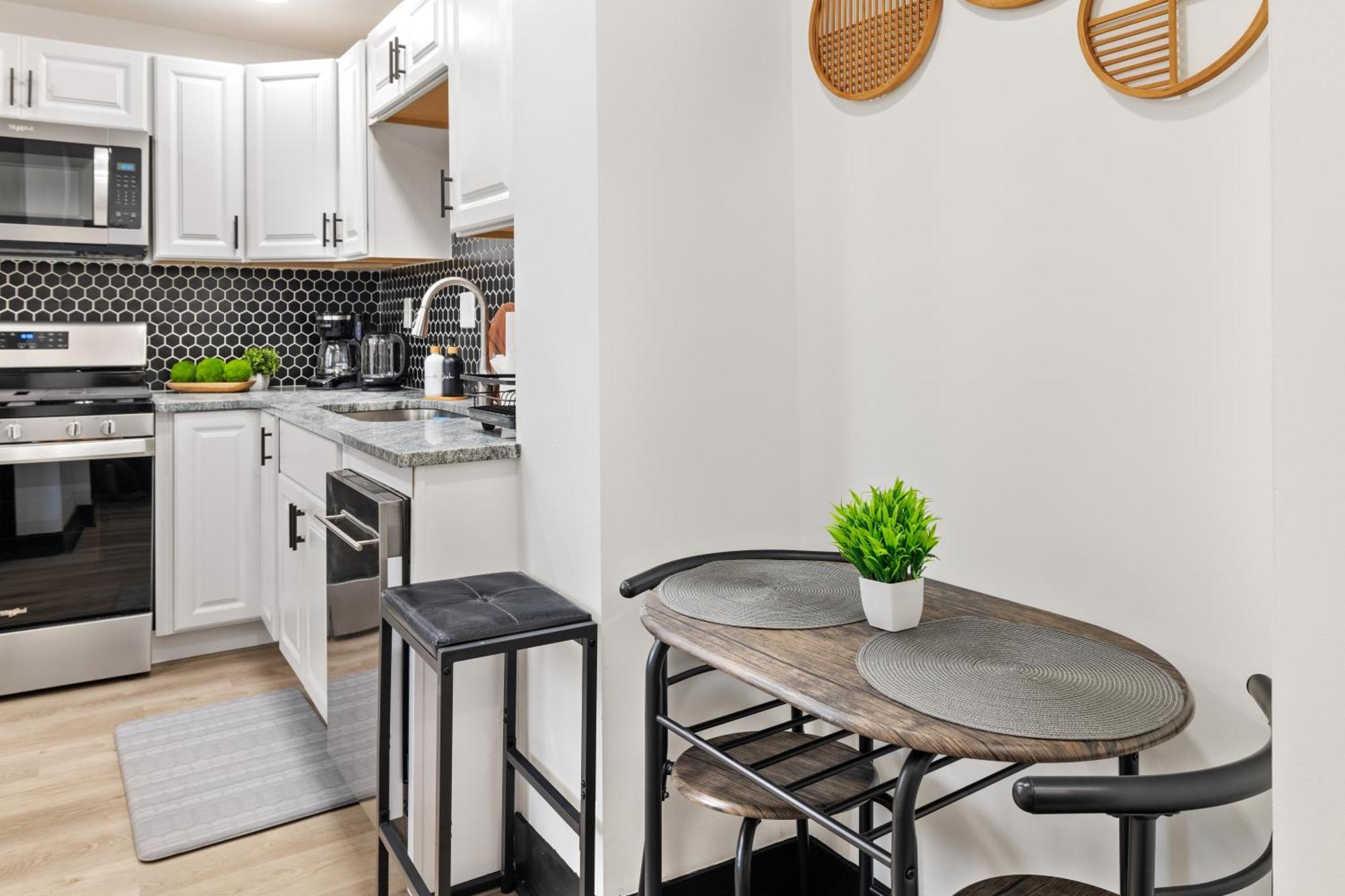 Holiday home Heart Of Downtown, 5 Mins To Andy Warhol Museum, Parking Available, Private Fenced Backyard, Smart Tv, Washer And Dryer In Unit