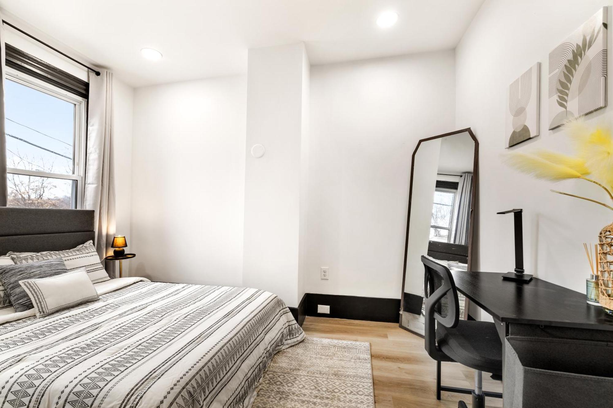 Heart Of Downtown, 5 Mins To Andy Warhol Museum, Parking Available, Private Fenced Backyard, Smart Tv, Washer And Dryer In Unit Holiday home Pittsburgh