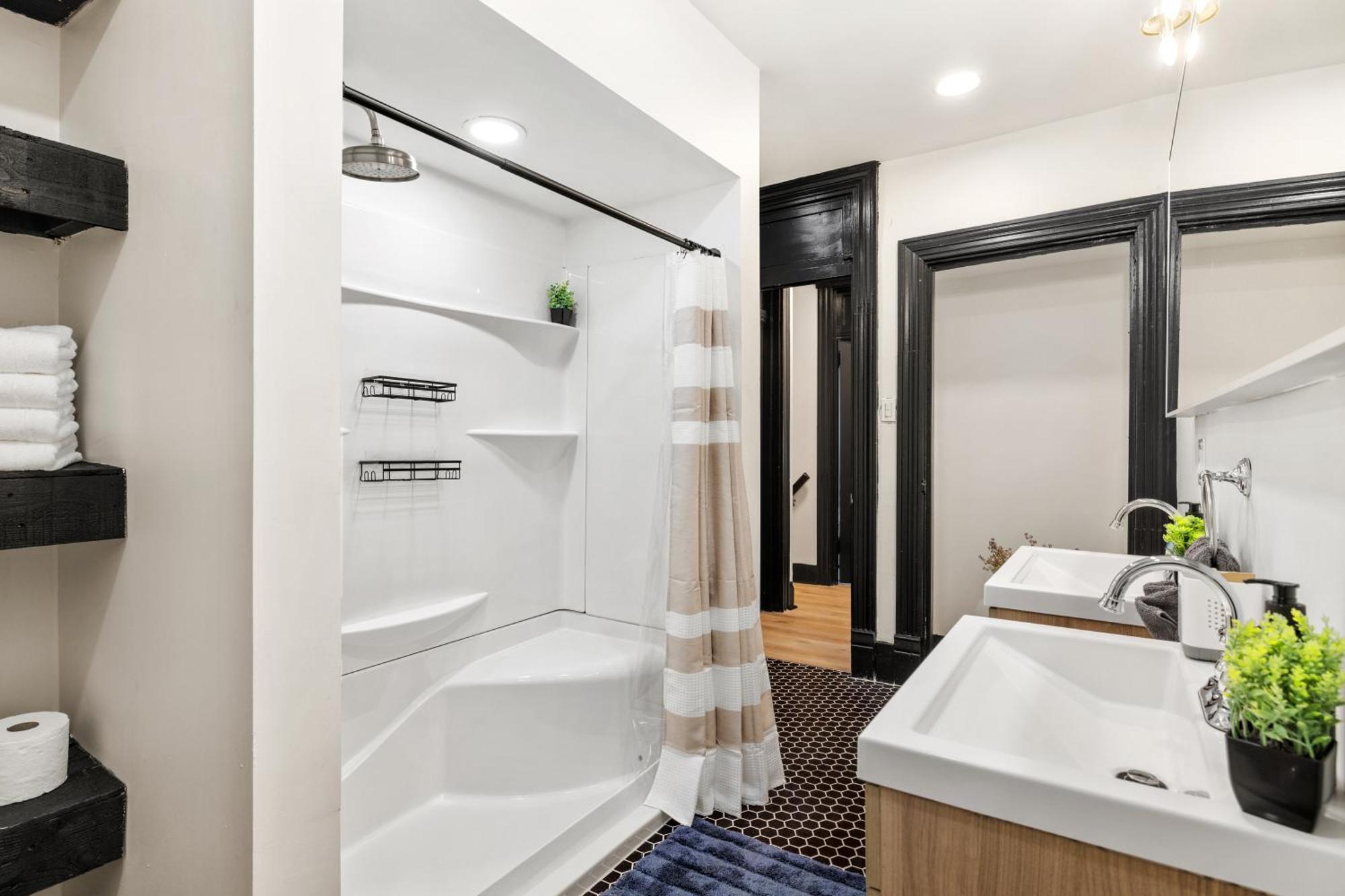 Holiday home Heart Of Downtown, 5 Mins To Andy Warhol Museum, Parking Available, Private Fenced Backyard, Smart Tv, Washer And Dryer In Unit Pittsburgh