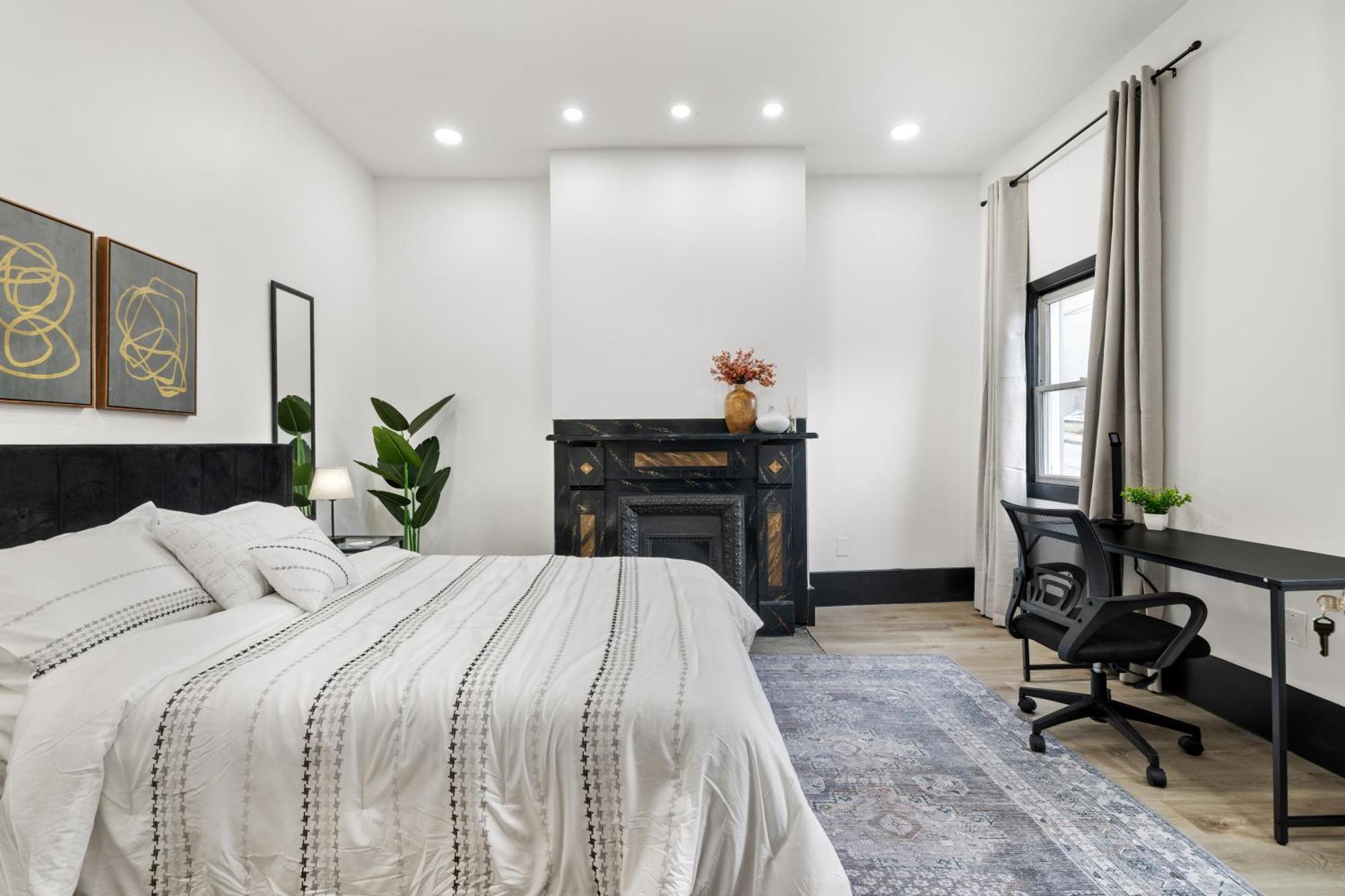 Heart Of Downtown, 5 Mins To Andy Warhol Museum, Parking Available, Private Fenced Backyard, Smart Tv, Washer And Dryer In Unit *