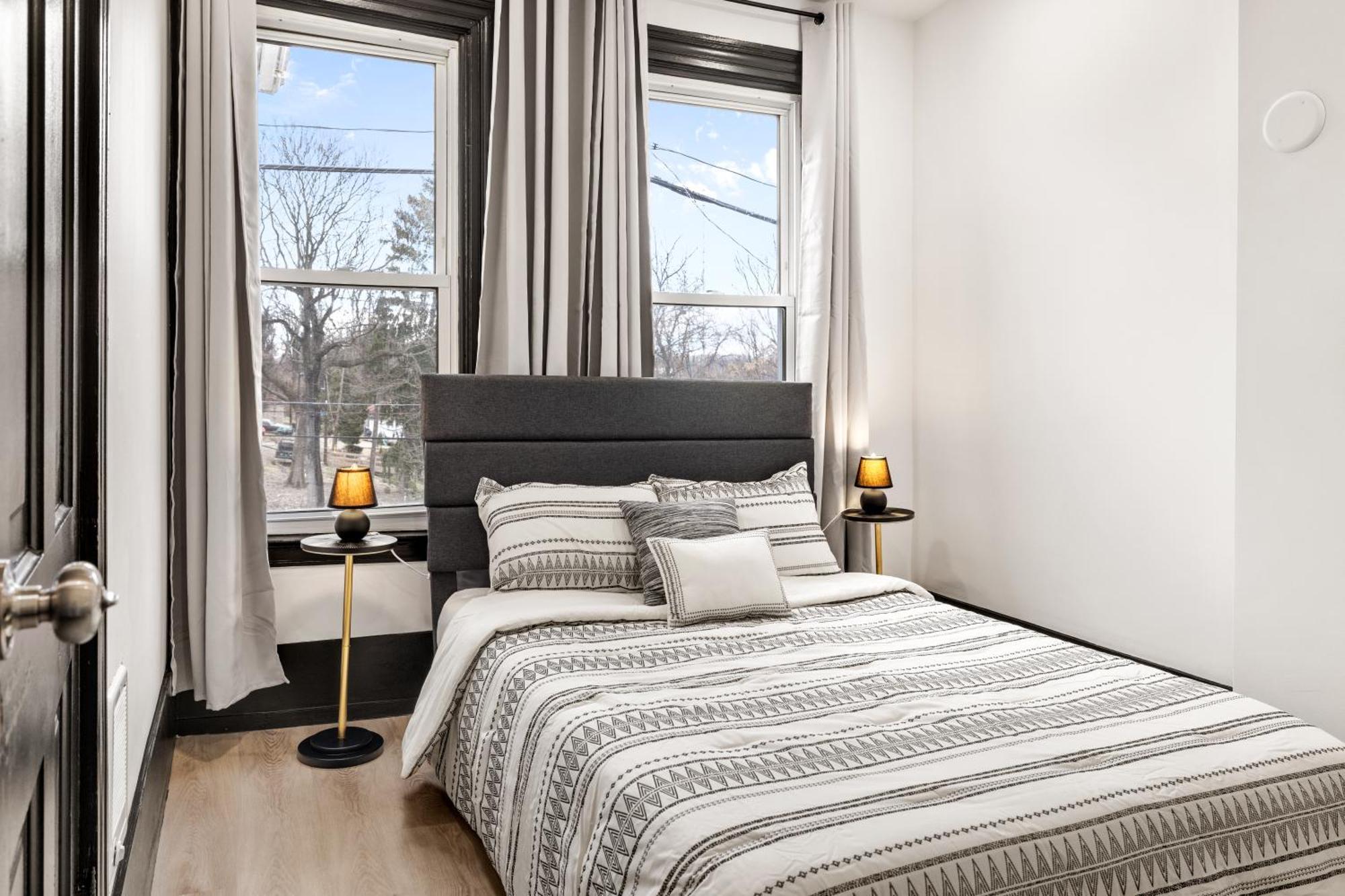 Heart Of Downtown, 5 Mins To Andy Warhol Museum, Parking Available, Private Fenced Backyard, Smart Tv, Washer And Dryer In Unit *