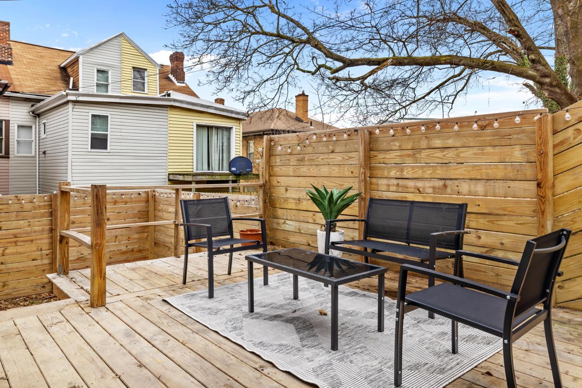 Holiday home Heart Of Downtown, 5 Mins To Andy Warhol Museum, Parking Available, Private Fenced Backyard, Smart Tv, Washer And Dryer In Unit Pittsburgh