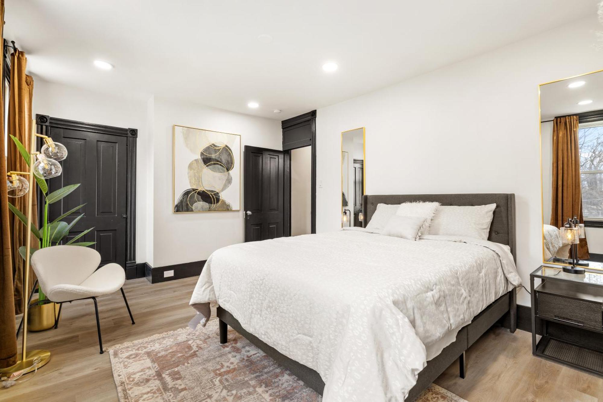 Heart Of Downtown, 5 Mins To Andy Warhol Museum, Parking Available, Private Fenced Backyard, Smart Tv, Washer And Dryer In Unit Holiday home Pittsburgh