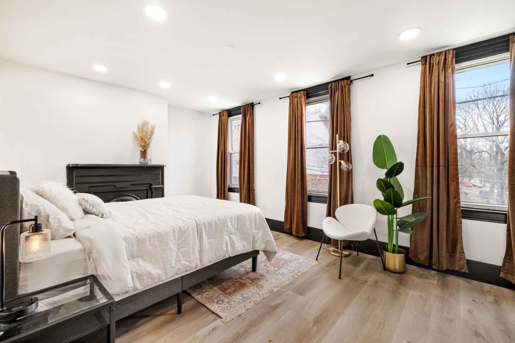 Heart Of Downtown, 5 Mins To Andy Warhol Museum, Parking Available, Private Fenced Backyard, Smart Tv, Washer And Dryer In Unit Holiday home *
