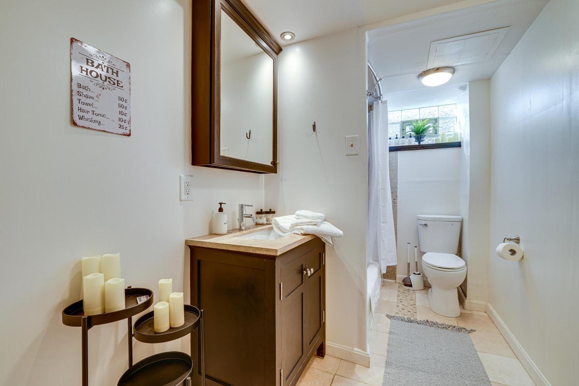Couples Retreat About 2 Mi To Downtown! Apartment *