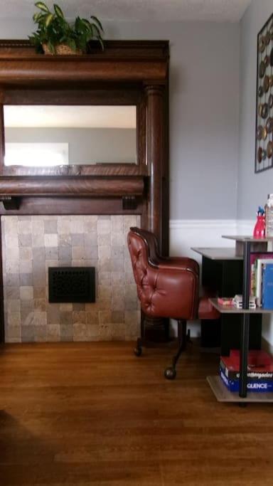 North Side Bungalow - Sleeps 8!