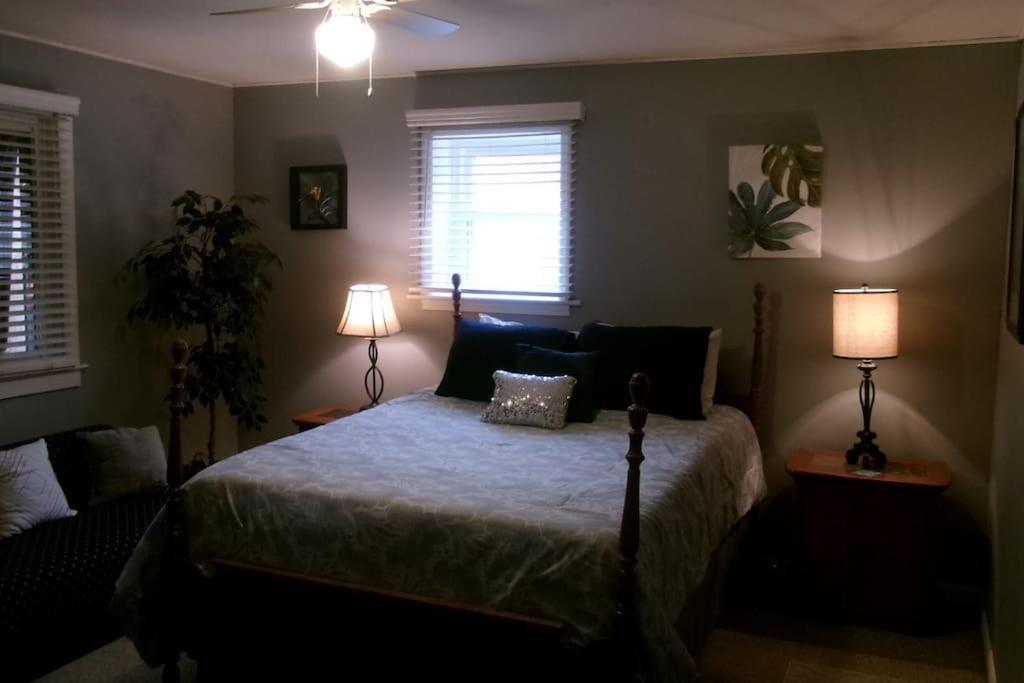 North Side Bungalow - Sleeps 8! *
