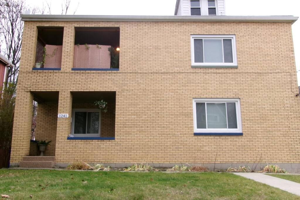 North Side Bungalow - Sleeps 8! Apartment *