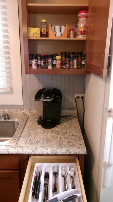 North Side Bungalow - Sleeps 8! Apartment *