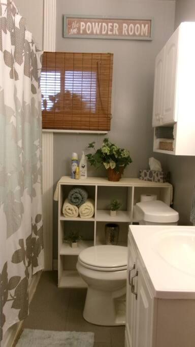North Side Bungalow - Sleeps 8! Apartment
