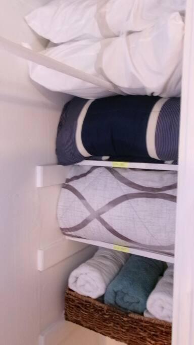 North Side Bungalow - Sleeps 8! Apartment *
