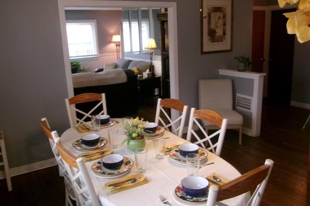 North Side Bungalow - Sleeps 8! Apartment Pittsburgh
