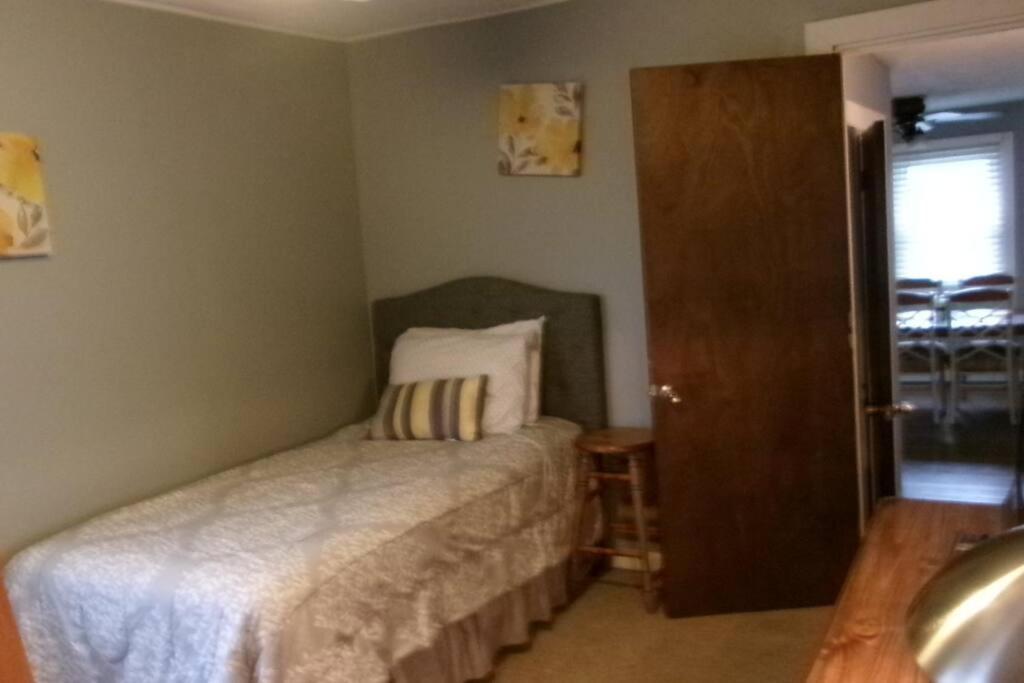North Side Bungalow - Sleeps 8! Apartment Pittsburgh