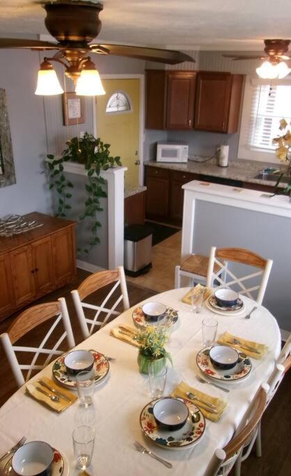 North Side Bungalow - Sleeps 8! Apartment *