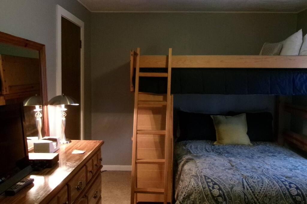 North Side Bungalow - Sleeps 8! Apartment *
