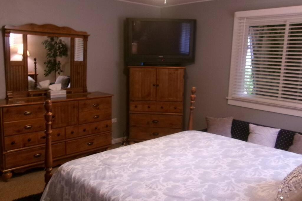 North Side Bungalow - Sleeps 8! * Pittsburgh