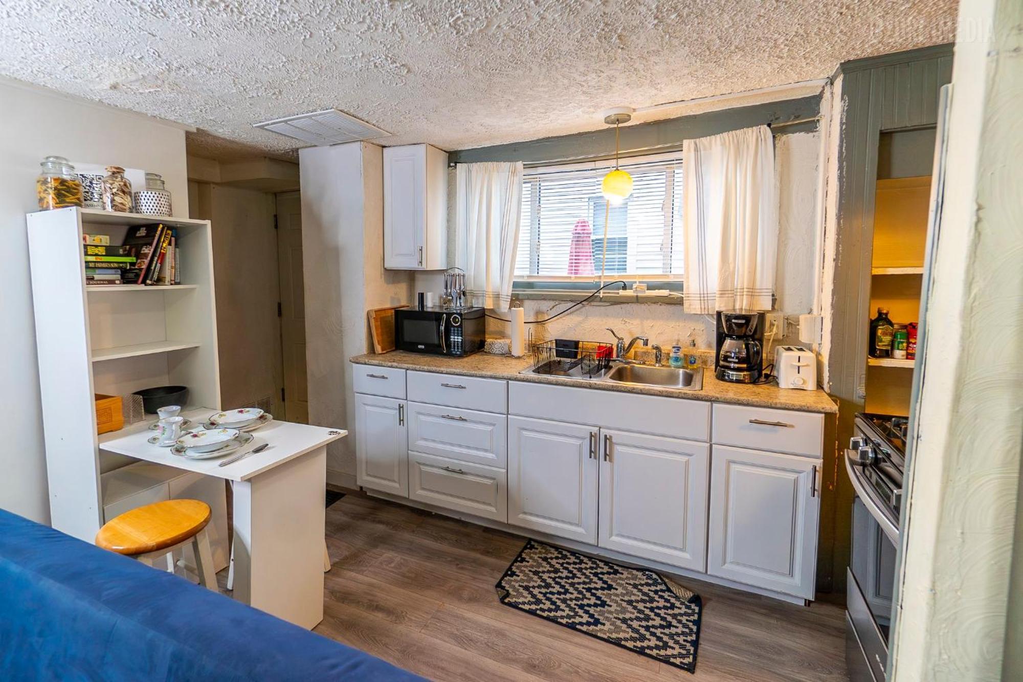 Charming - Pittsburgh's Little Italy Apartment Pittsburgh