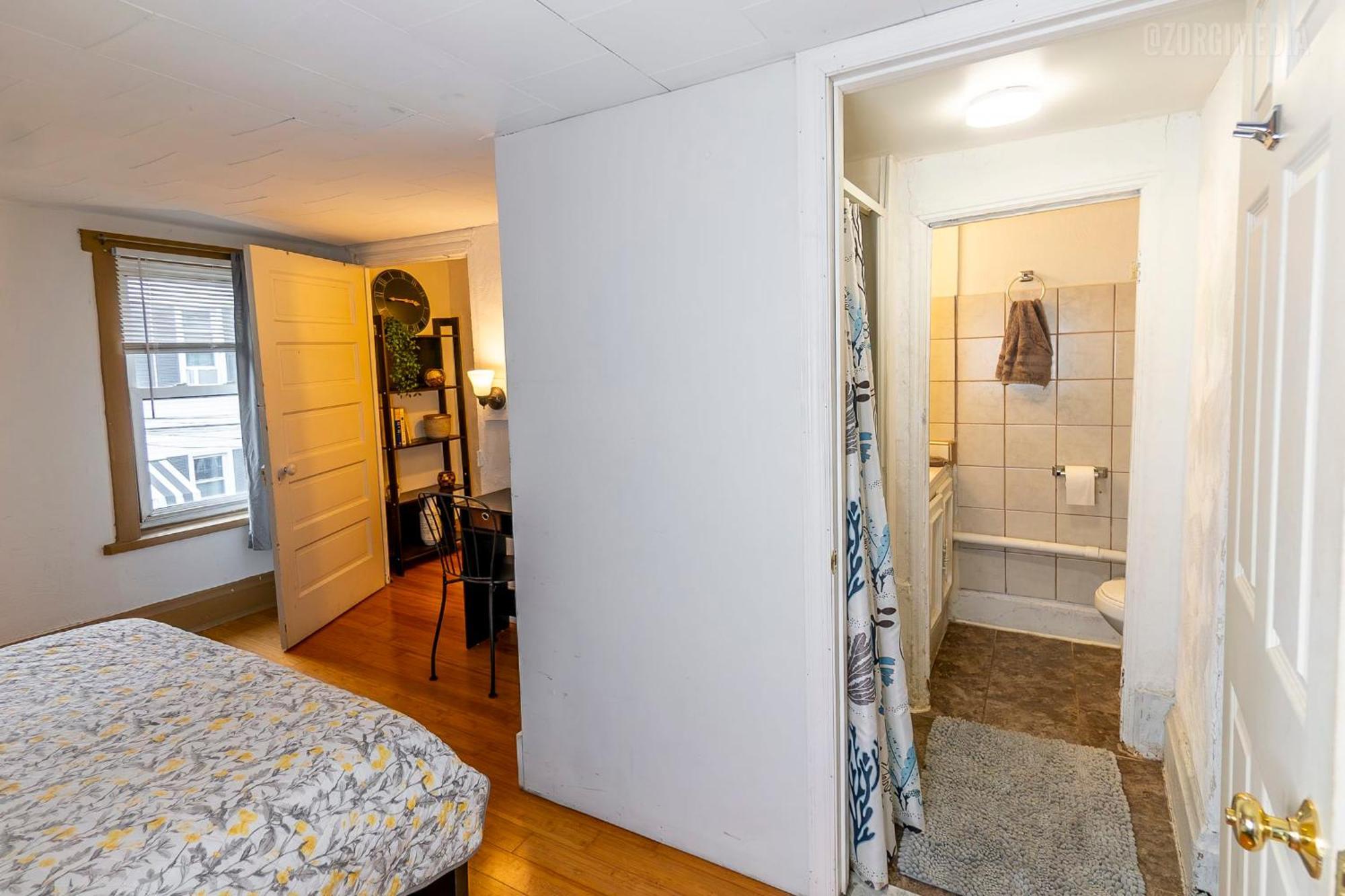Charming - Pittsburgh's Little Italy Apartment Pittsburgh