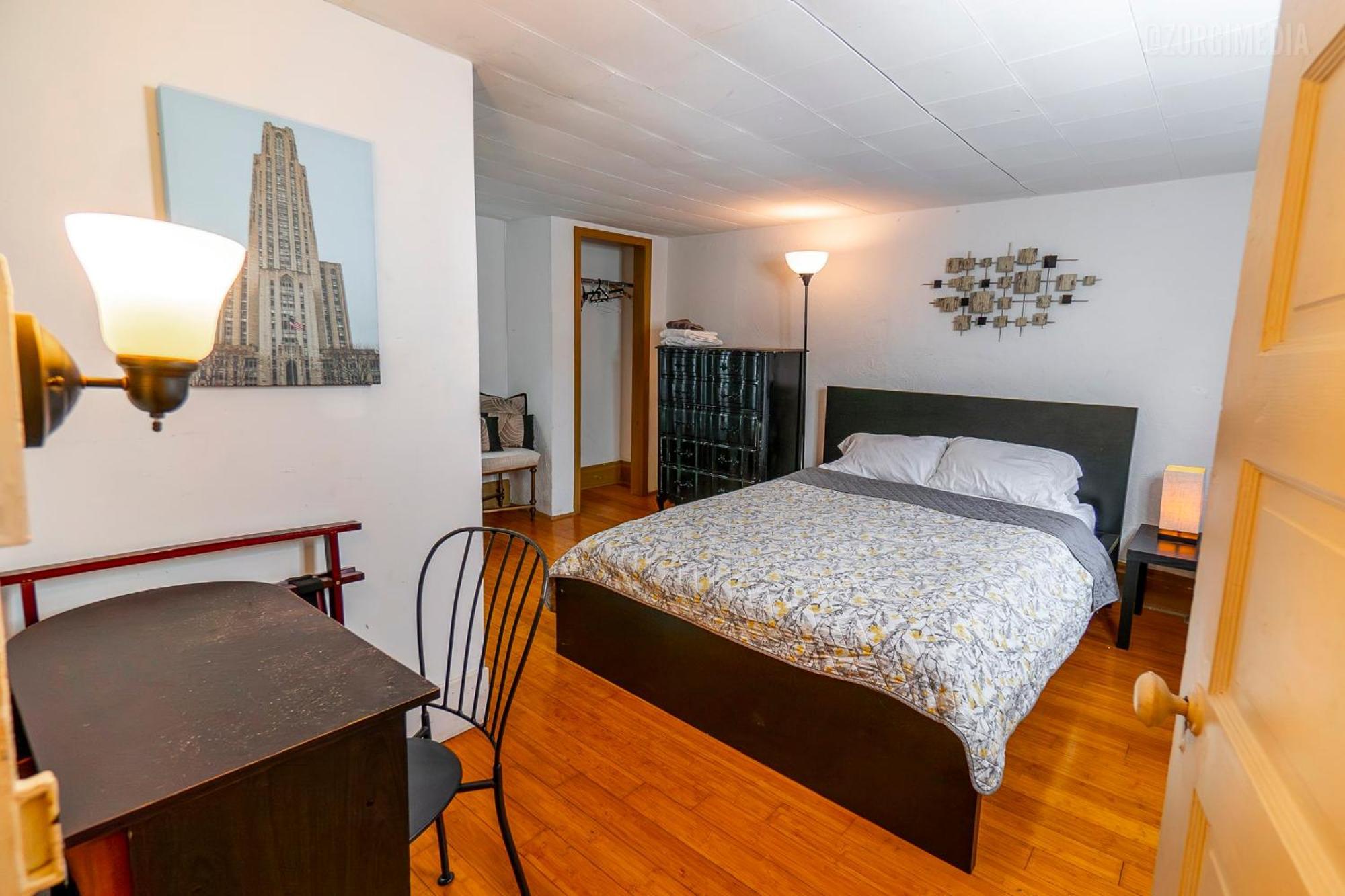 Charming - Pittsburgh's Little Italy Apartment