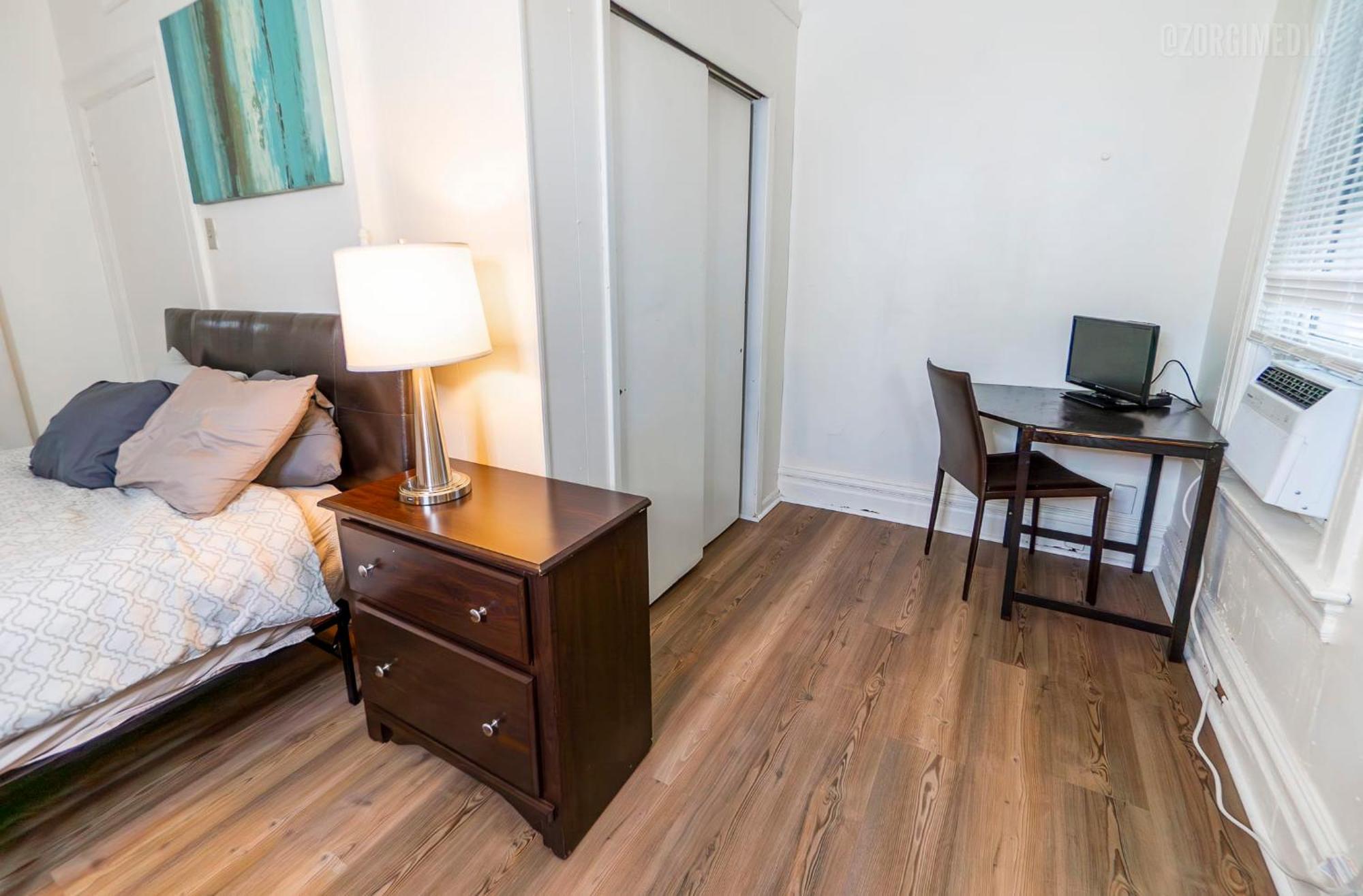 Stylish - 2 Queen Bed - Easy Hospital Access Apartment *