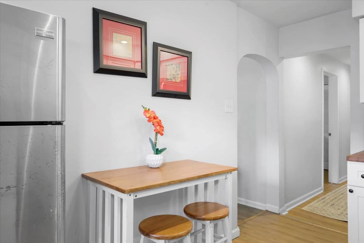 Great Two Bedroom W Off Street Parking To Explore The Close To Downtown Airport Ballparks Gasthof