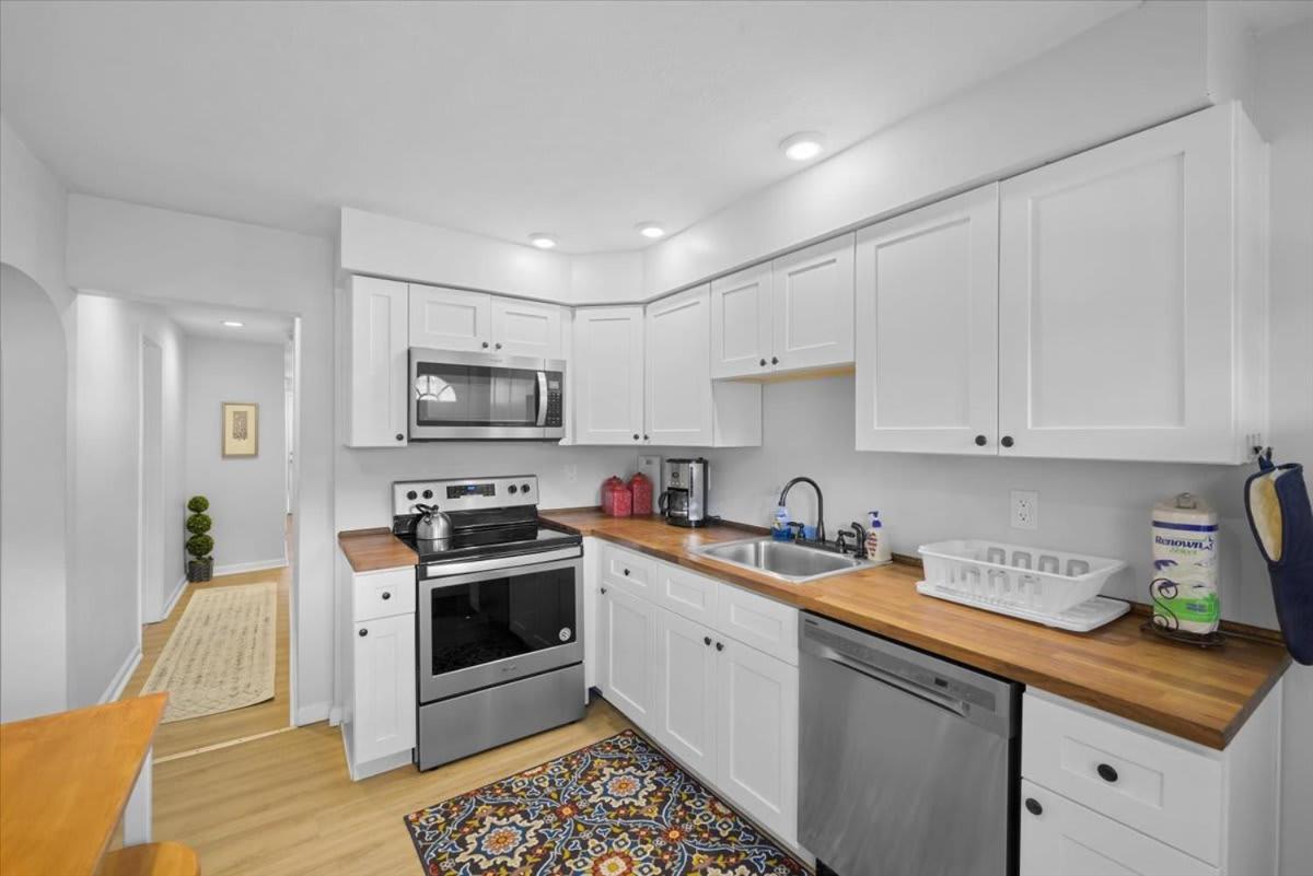 Gasthof Great Two Bedroom W Off Street Parking To Explore The Close To Downtown Airport Ballparks *