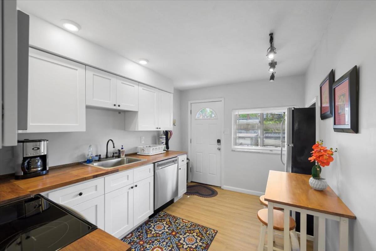 Great Two Bedroom W Off Street Parking To Explore The Close To Downtown Airport Ballparks * Pittsburgh