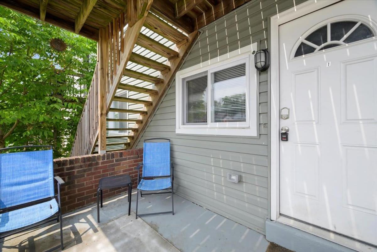 Great Two Bedroom W Off Street Parking To Explore The Close To Downtown Airport Ballparks Gasthof Pittsburgh