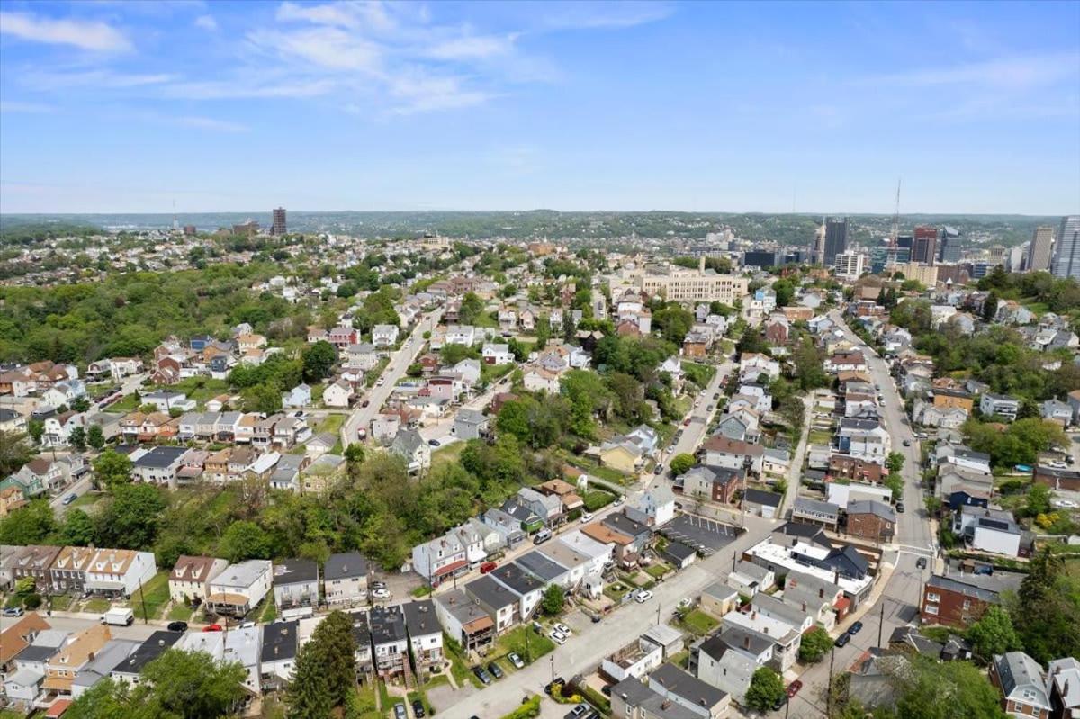 Great Two Bedroom W Off Street Parking To Explore The Close To Downtown Airport Ballparks